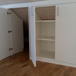 Wandschrank In Dachschraege